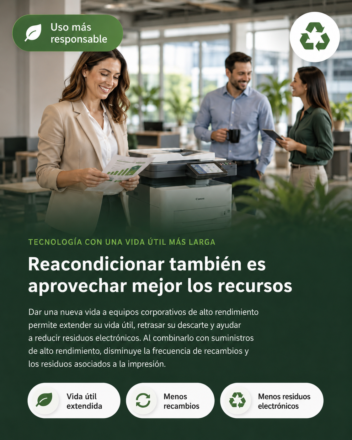 Equipo multifuncional en oficina con enfoque de uso responsable de recursos